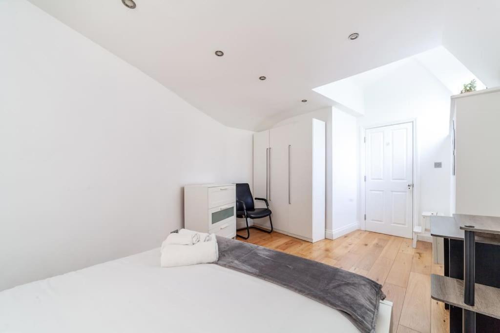 Spacious Retreat 2-Bed In Popular Camden Town ลอนดอน ภายนอก รูปภาพ