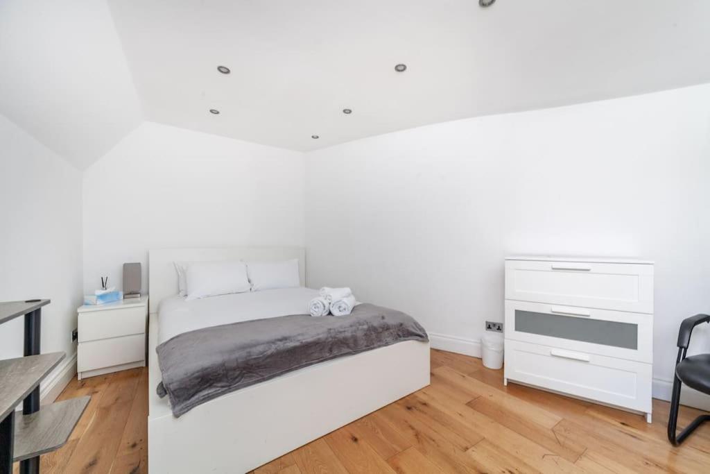 Spacious Retreat 2-Bed In Popular Camden Town ลอนดอน ภายนอก รูปภาพ