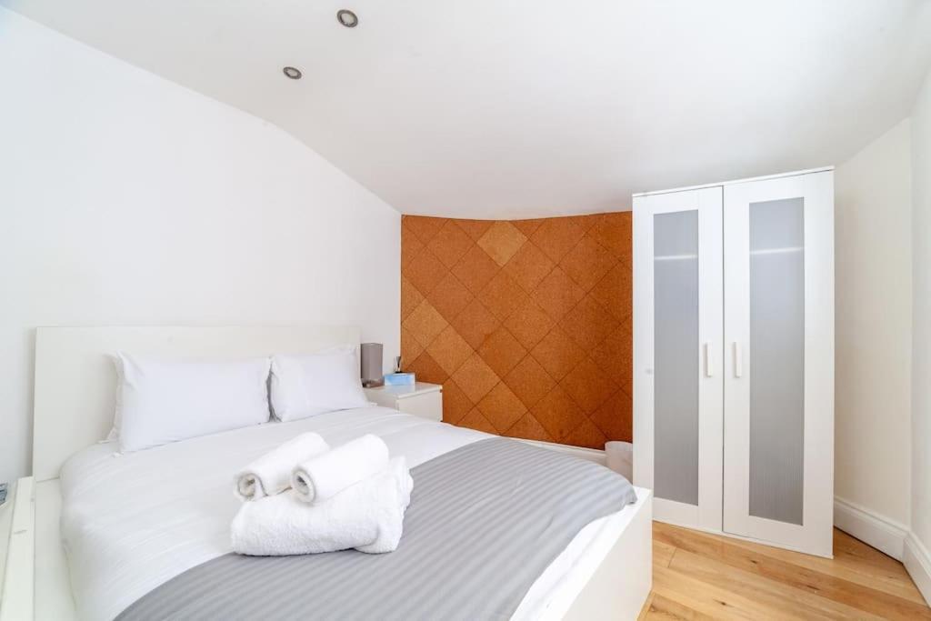 Spacious Retreat 2-Bed In Popular Camden Town ลอนดอน ภายนอก รูปภาพ