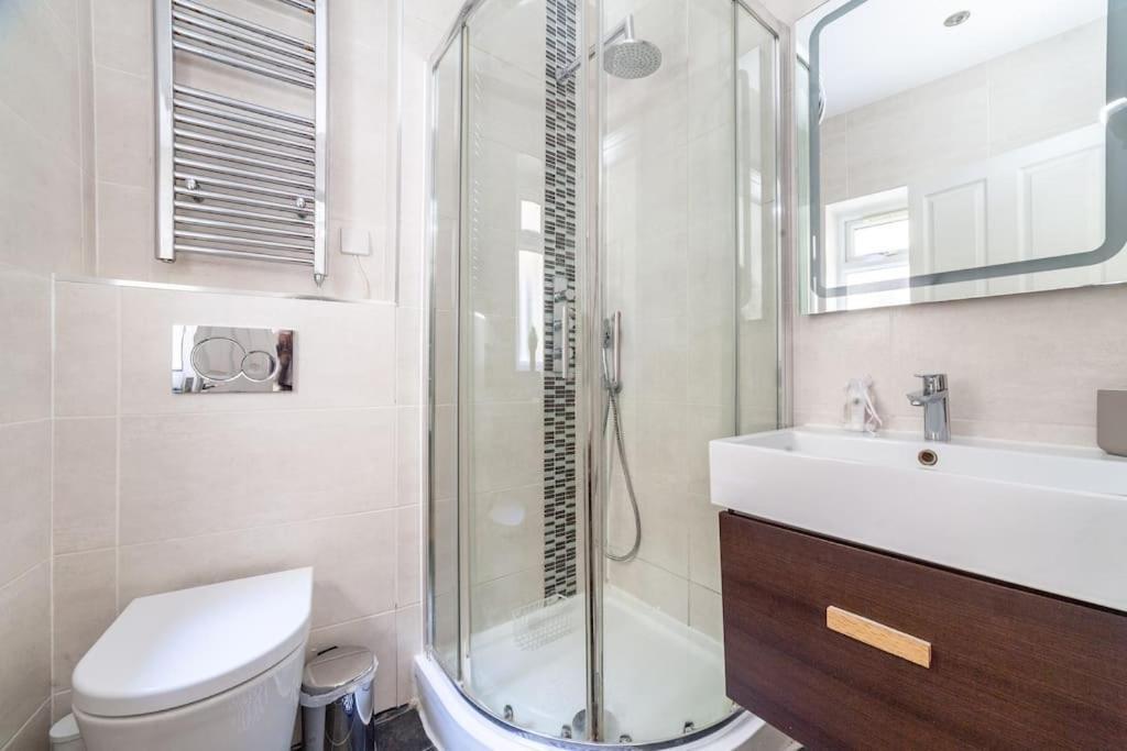 Spacious Retreat 2-Bed In Popular Camden Town ลอนดอน ภายนอก รูปภาพ