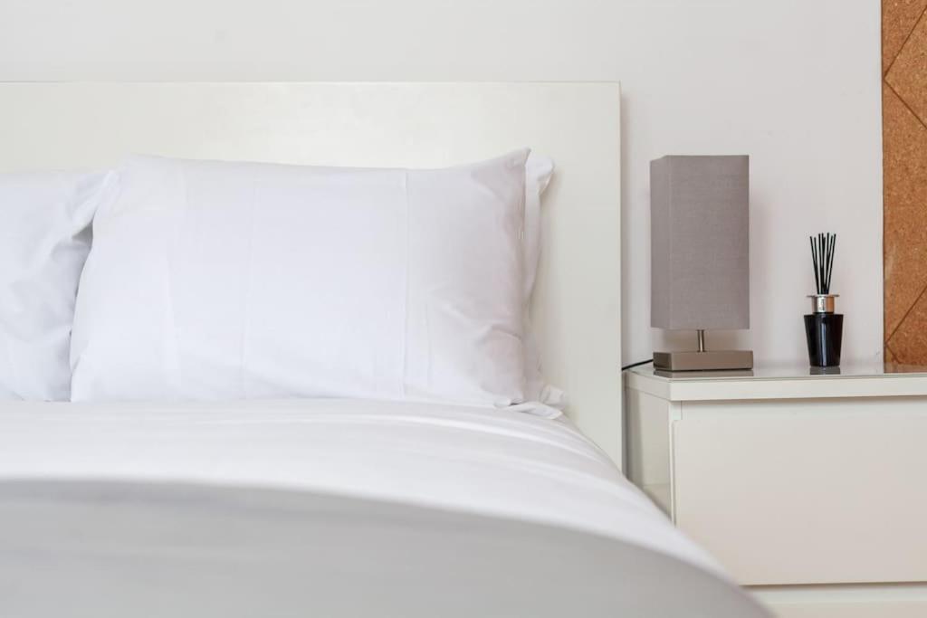 Spacious Retreat 2-Bed In Popular Camden Town ลอนดอน ภายนอก รูปภาพ